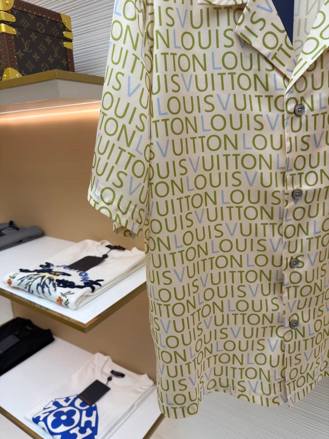 LOUIS VUITTON full-print letter short-sleeved shirt ●Item number: 1682512-A50 ●Material: cotton fabric ●Technology: printing production ●Color: apricot ●Version: fitted version ●Weight: about 180 grams ●Size: S-M-L-XL ●Description: Made of high-thread-count pure cotton poplin fabric. The fabric is treated with pre-washing water and feels smooth and breathable. It has good drape and stiffness, and is not easy to wrinkle and deform. The brand letter pattern printed all over the body of the garment is produced using digital direct printing technology. The color reproduction is high and the pattern is delicate. It is not easy to fade and smudge after high-temperature fixation treatment. The letters are neatly arranged to highlight the brand recognition. The shirt is designed with a Cuban collar, the neckline is smooth and natural, and the buttons at the placket are made of custom mother-of-pearl buttons, which have a warm and shiny texture. The overall cut is a loose silhouette, the shoulder joints are flat-stitched, the stitching is straight and fine, the cuffs are short-sleeved cuffs, and the details are exquisite. The customized accessories and three labels are complete, making it easily suitable for casual vacations and daily outings. The overall wiring is straight and delicate, the fabric is comfortable and soft, and the color is consistent without color difference. It can be matched with the same style to create a fashionable look and control various occasions. Customized accessories, complete with three standards, same style for men and women!